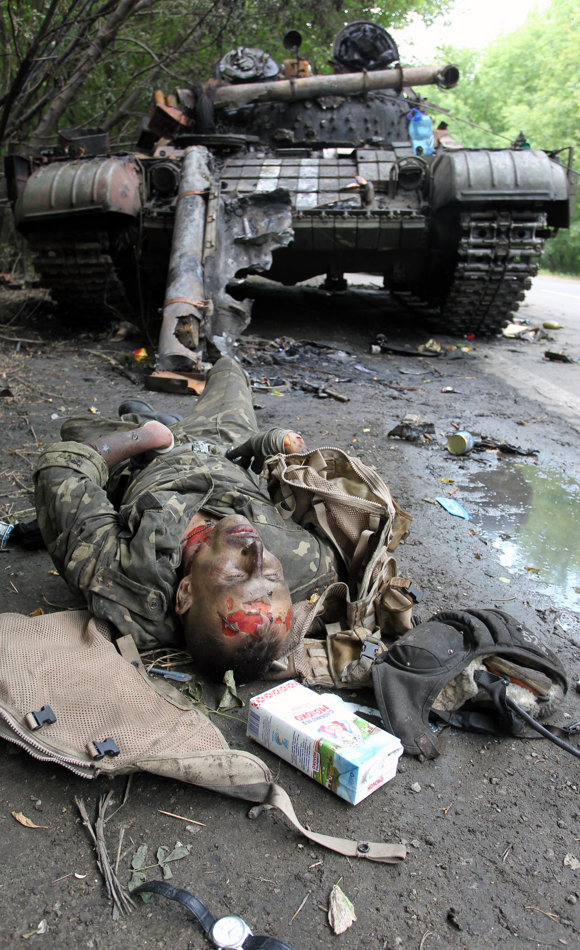 Погибший боец украиской армии у подбитого танка. Фото - Игорь Коваленко
