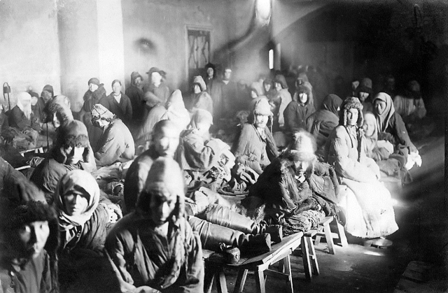 Казахи в бараке. Семипалатинск. Зима 1932-1933