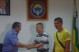 Кыргызские милиционеры вручили денежную помощь ограбленным туристам из России