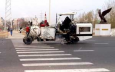 В Туркменистане бюджетники, готовясь к авторалли, вручную моют дороги