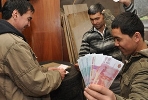 Рекордный заработок: Сколько денег отправляют мигранты из России домой?