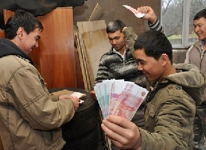 Депутаты Госдумы просят правительство ввести мораторий на денежные переводы физлиц в Среднюю Азию