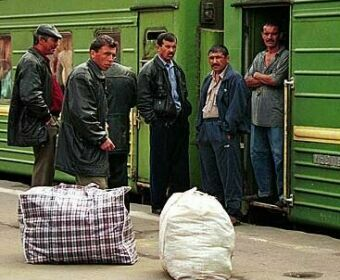 Москва выдала бонус Рахмону. Таджикские трудовые мигранты получили особый статус на три года
