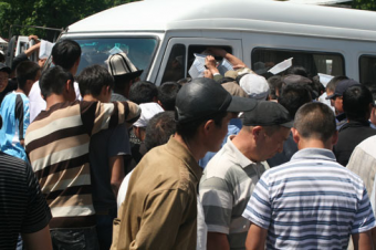 Почти 30 человек пострадали при разгоне митинга в Кыргызстане