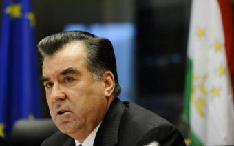 Президент Таджикистана подсчитал расходы населения на связь и машины