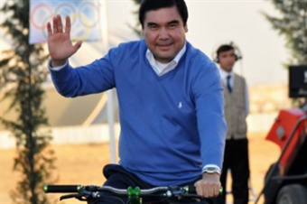 Президент Туркменистана совершил велосипедную прогулку по Ашхабаду