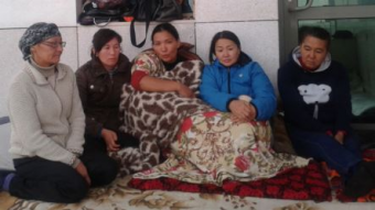 Жительницы Астаны, живущие у здания правительства уже неделю, в понедельник были задержаны и доставлены в РОВД
