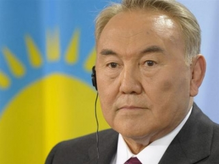 Назарбаев обещает помочь установить мир в Донбассе ради снятия санкций