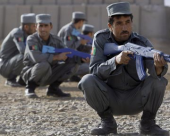 В Афганистане из-за задержек зарплаты полицейские начали продавать свое оружие местным жителям и талибам, - СМИ