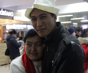 Житель Мозамбика впервые за 25 лет встретился с матерью из Кыргызстана