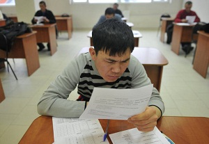 Власти Таджикистана следят за процессом сдачи мигрантами тестов на знание русского языка