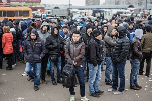 Депортированных из России трудовых мигрантов допрашивают в Узбекистане