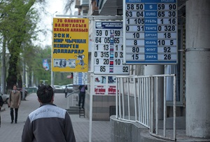Эксперты: снижение курса доллара приведет к росту цен в Кыргызстане