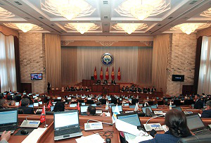 На 120 мест в парламенте Киргизии выдвинуто 234 уголовника