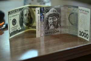 Валютная арифметика. Расчеты кыргызского кабмина отстают от реальности на миллиарды