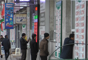 Курс доллара на черном рынке  в Таджикистане пересек границу в 8 сомони