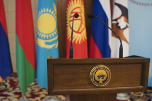 Политолог: Госаппарат Кыргызстана слаб для интеграции в ЕАЭС