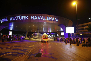 В результате двух взрывов в аэропорту Стамбула погибли 10 человек
