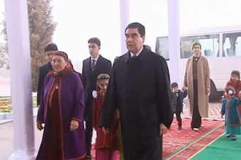 Матери Бердымухамедова туркменские чиновники поют гимны на совещаниях