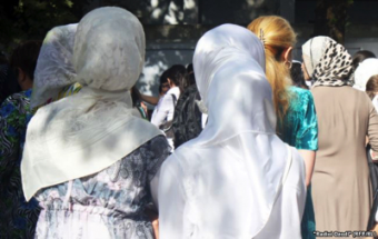 Вузы Узбекистана не приняли документы у абитуриенток в коротких юбках и хиджабах