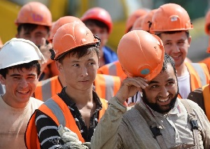 Жизнь трудовых мигрантов Кыргызстана в России улучшилась после вступления страны в ЕАЭС – Шестаков