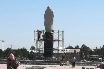 В Ташкенте и Самарканде установлены памятники Исламу Каримову