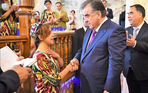 Эмомали Рахмон пообещал «воспитать и вывести в люди» всех круглых сирот в Таджикистане