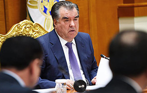 Божья роса. Почему в Таджикистане не реагируют на скандалы вокруг чиновников