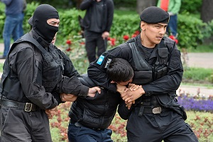 Около 500 человек задержаны на несанкционированных митингах в Нур-Султане и Алматы - МВД