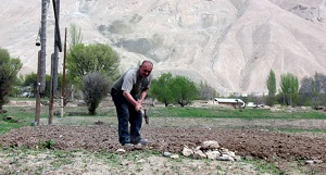 Всё больше таджикских дехкан покидают землю и выезжают на заработки