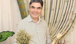 Туркменистан:  президент жестко гладит животных.