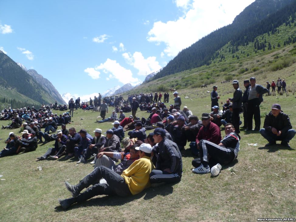 люди, перекрывшие дорогу на Кумтор. Фото - "Азаттык"