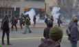Прямой эфир: Столкновения в Вашингтоне. Противники Трампа закидывают полицию камнями.