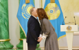 Нурсулан Назарбаев вручил премию собственной дочери