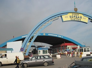 Два авто протаранили погранзаграждения и прорвались из Казахстана в Кыргызстан