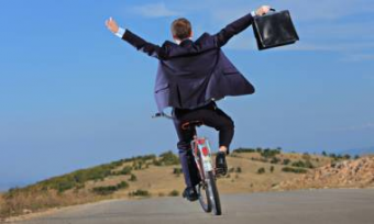 Кыргызским депутатам предложили добираться до работы на велосипеде