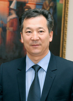 Новым омбудсменом в кыргызстане выбрали журналиста Бакыта Аманбаева