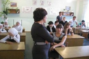 В Киргизии учительница публично избила школьницу за ношение хиджаба