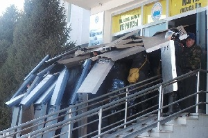 Недовольные итогами выборов мэра Оша оппозиционеры попытались захватить здание обладминистрации (Кыргызстан)
