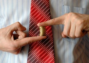 «Не играйте с валютными курсами» - обзор СМИ Кыргызстана за неделю