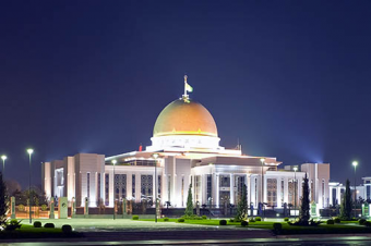 Глава Туркмении подарил многодетным семьям элитные квартиры в экс-резиденции Туркменбаши