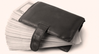 В Узбекистане девушка, нашедшая портмоне с несколькими тысячами долларов, благодаря соцсетям вернула его хозяевам