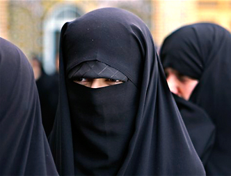 Таджикистан: женщины в хиджабах испытывают ограничения в получении образования