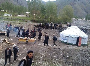 Митингующие в Киргизии привязали милиционера к лошади