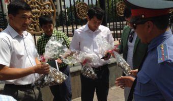 Газовый флешмоб в Кыргыстане: милиционерам - кизяк, активистам - штраф