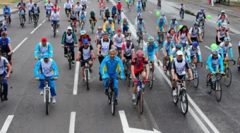 Аким Астаны прокатился по городу на велосипеде