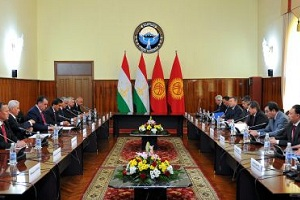 «Дорожный компромисс, парламентские итоги и китайский бунт» - обзор СМИ Кыргызстана за неделю