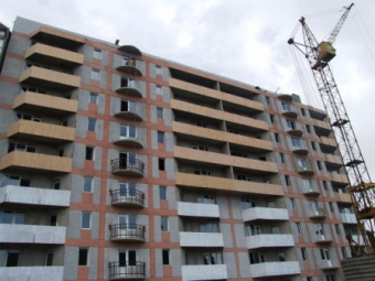 Бишкек: После революции город ощетинился подъемными кранами