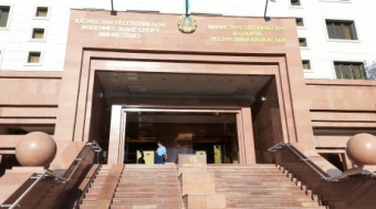 На зданиях министерств появляются названия на двух языках