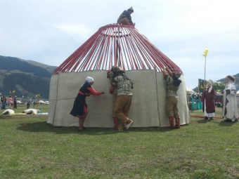 Кыргызстанцы установили новый мировой рекорд по сбору юрты